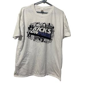 Kicks On Fire Shirt Men XL White Cotton Gildan‎ Sneakers Lightweight Sports Tee